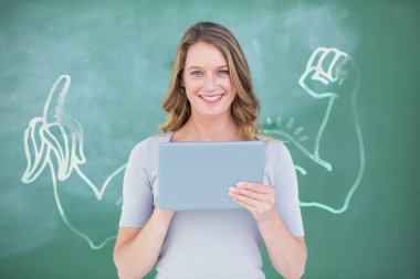 Gülümseyen öğretmen dijital tablet kullanma 