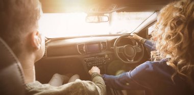 Kadın adamla arabada otururken sürüş