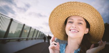 güzel sarışın kadın giyiyor şapka 