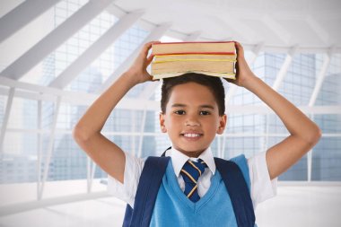 Gülümseyen öğrenci kitap taşıma