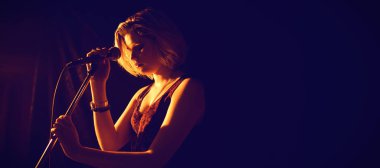 Mikrofon Club ile düşünceli kadın