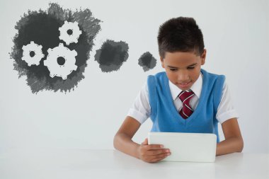 Okul çocuğu dijital tablet kullanma