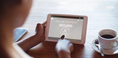 dijital tablet kullanan kadın