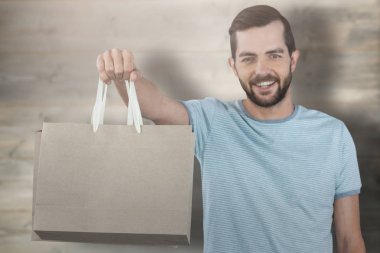 gülümseyen adam alışveriş çantası gösterilen