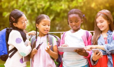 Kız arkadaşlarınızla dijital tablet kullanma