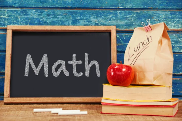 paketlenmiş öğle yemeği ve kitaplar