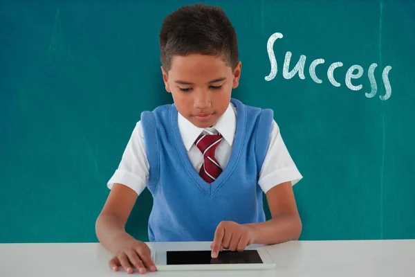 Schoolboy usando tablet digital — Fotografia de Stock