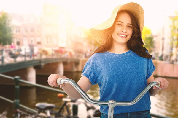 Smiling woman riding bicycle — Stock Photo, Image