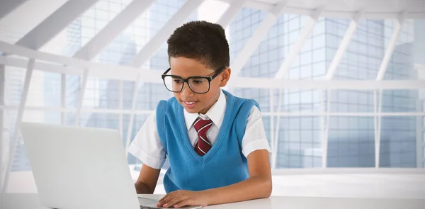 Школьник с ноутбуком за столом — стоковое фото