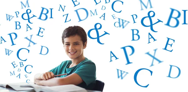 Pojken gör läxor mot bokstäver — Stockfoto
