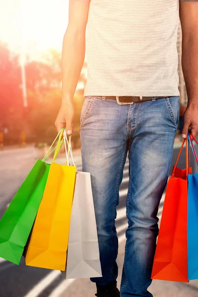 Homem carregando sacos de compras coloridos — Fotografia de Stock