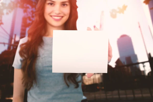 Mujer sosteniendo cartel en blanco — Foto de Stock