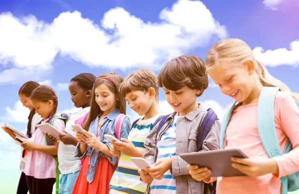 Lachende vrienden met behulp van technologieën — Stockfoto