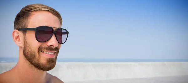 Homem elegante usando óculos de sol — Fotografia de Stock