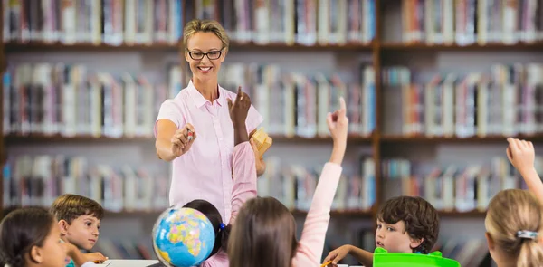 Studentów podnosząc ręce — Zdjęcie stockowe