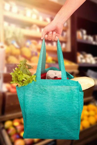 Bolsa de mano hombre con verduras — Foto de Stock