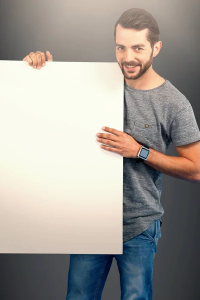 Homem segurando cartaz — Fotografia de Stock