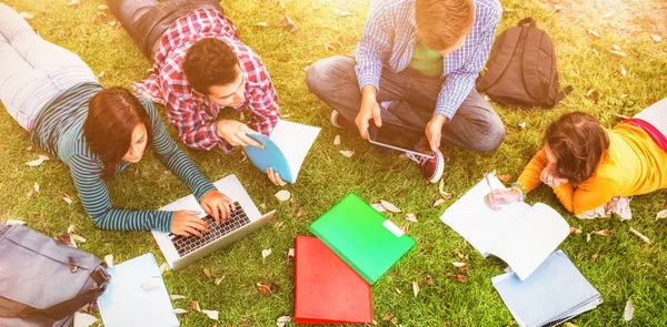 Estudantes universitários usando laptop — Fotografia de Stock