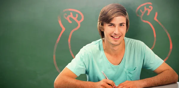 Estudante trabalhando contra quadro verde — Fotografia de Stock