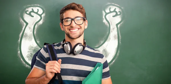 Estudiante feliz contra pizarra verde — Foto de Stock