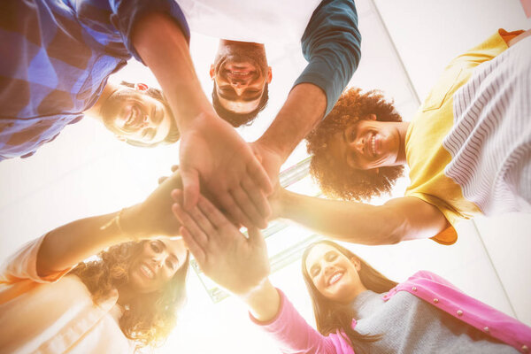 руководители бизнеса формируют стопку рук
