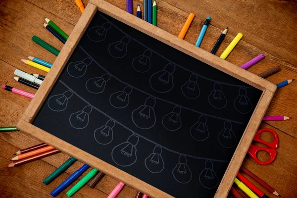 Schoolbord met kleurrijke apparatuur — Stockfoto