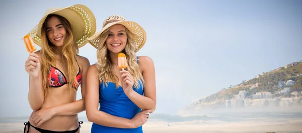 Två kvinnor äter glass — Stockfoto