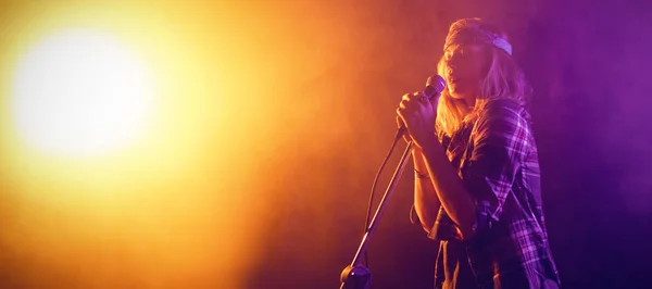 Cantora feminina se apresentando no concerto — Fotografia de Stock