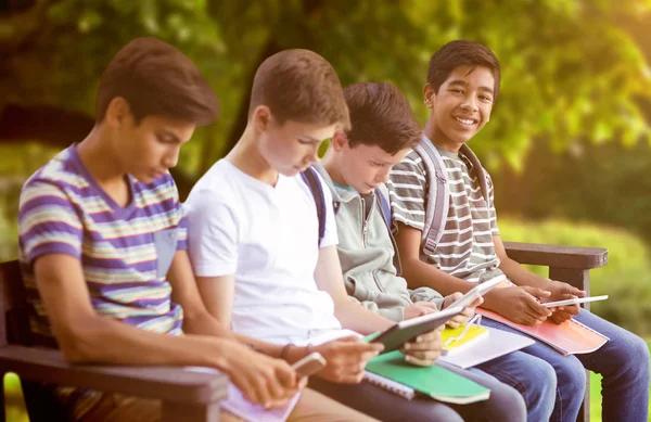 Amigos usando tabletas digitales — Foto de Stock