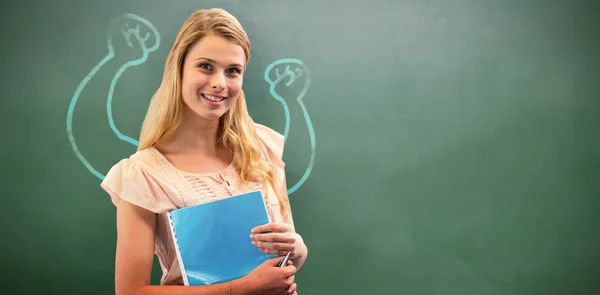 Ευτυχισμένος φοιτητής κατά πράσινο πίνακα κιμωλίας — Φωτογραφία Αρχείου