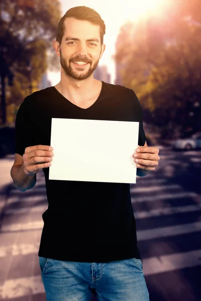Χαμογελαστός άνθρωπος κρατώντας πλακάτ — Φωτογραφία Αρχείου