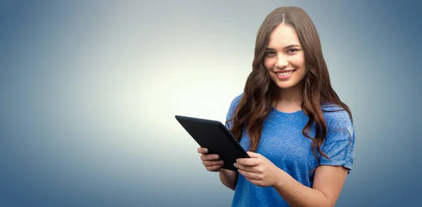 Esmer kadın holding tablet — Stok fotoğraf