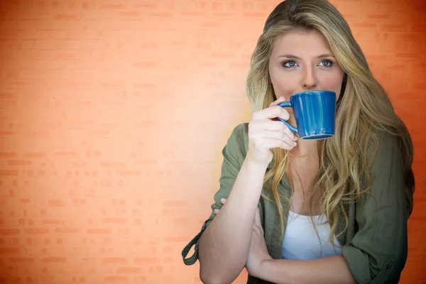 Young blonde woman drinking tea — Stock Photo, Image