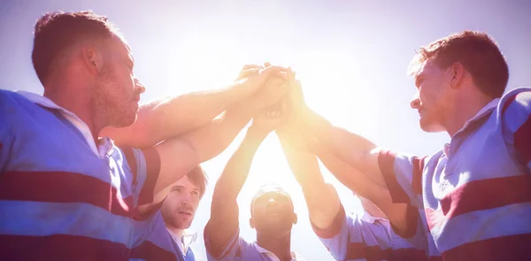 Rugby equipo apilamiento manos — Foto de Stock