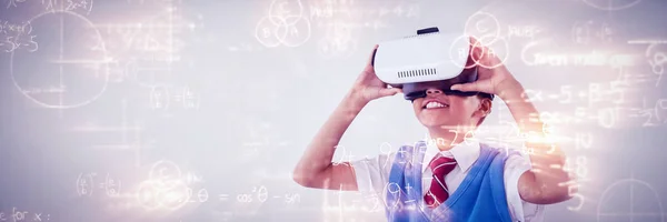 Schoolboy usando fone de ouvido de realidade virtual — Fotografia de Stock