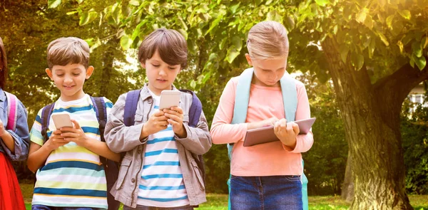 Studenten nutzen Technologien — Stockfoto