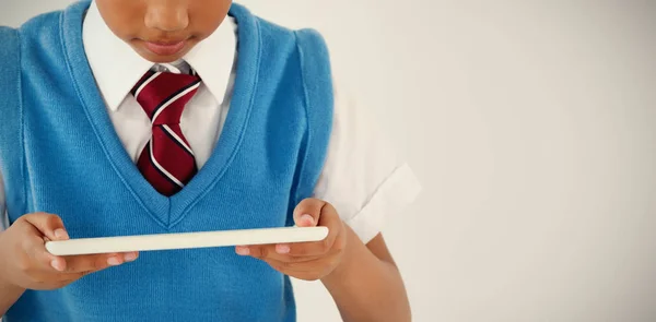 Skolpojke med digital tablet — Stockfoto