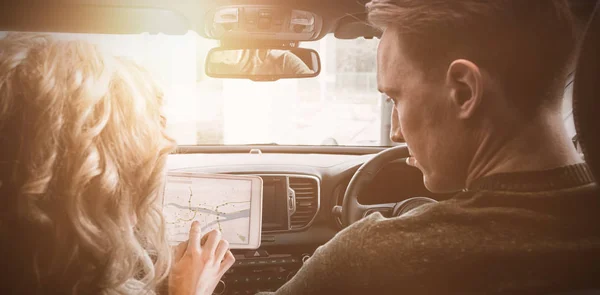 Pareja usando tableta en el coche — Foto de Stock