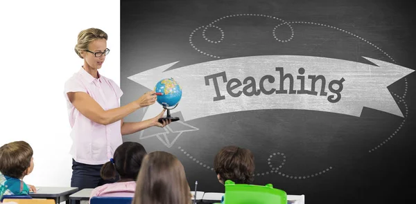 Insegnante con studenti in possesso di globo — Foto Stock