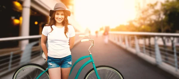 Femme souriante avec vélo — Photo