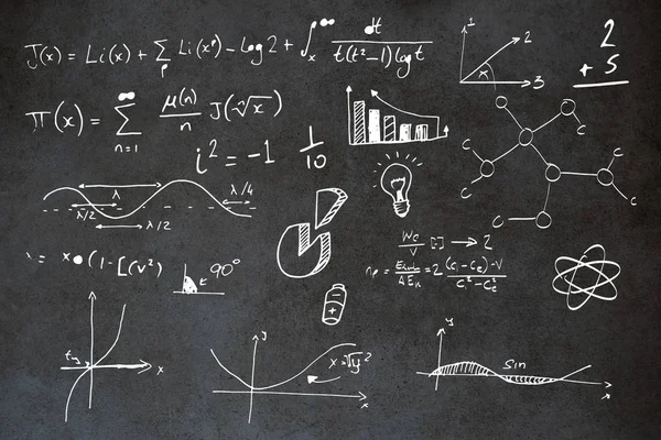 Diagramme mit Formeln gegen die Tafel — Stockfoto