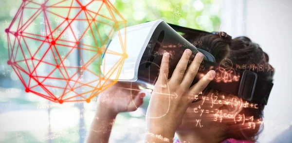 sanal gerçeklik simülatörü kullanan kız