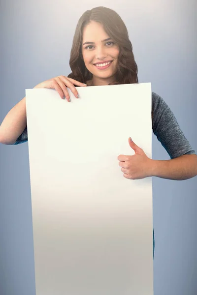 Morena mulher segurando cartaz em branco — Fotografia de Stock