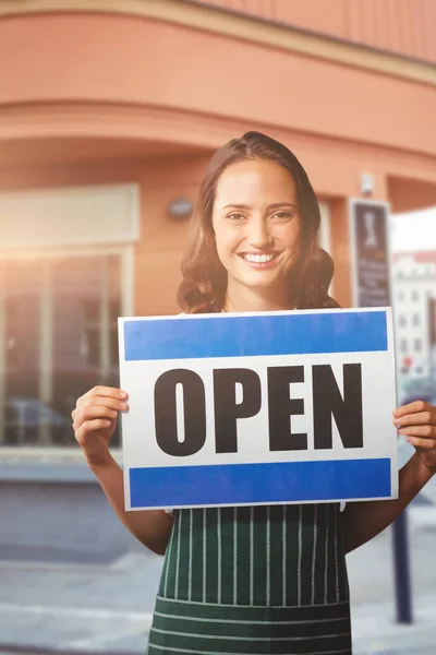 Propietaria femenina con signo abierto — Foto de Stock