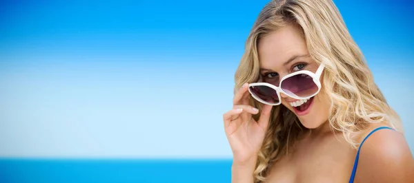 Ung kvinna bär solglasögon — Stockfoto