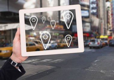 Tablet ve şehir konumu işaretçiler ile tutarak