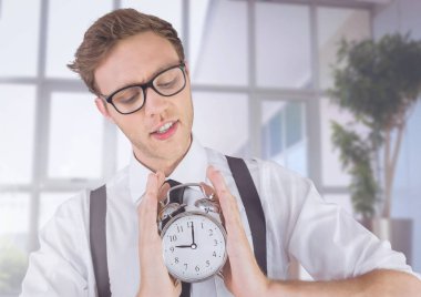 adam tutarak saat windows önünde