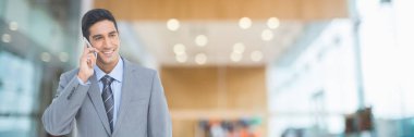 Telefonunuzun ve kendine güvenen iş adamı