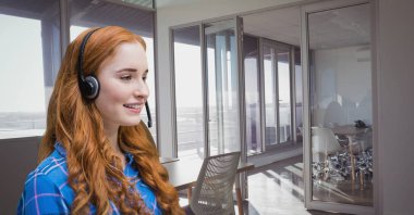 Office arka plan karşı mutlu kadın