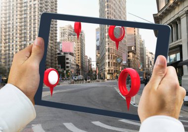 Konum işaretçileri tabletiyle holding